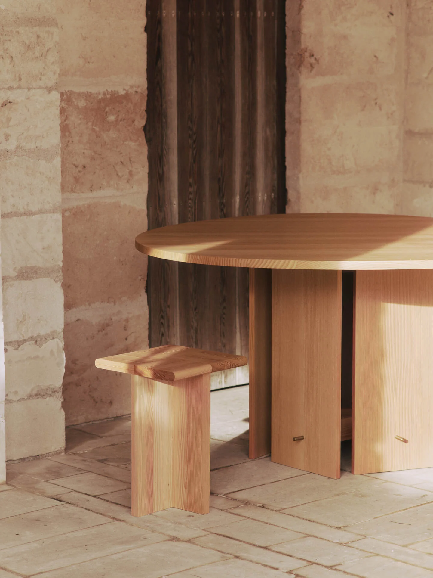 Aukko Dining Table - Ø140 - Douglas Fir - Image 3