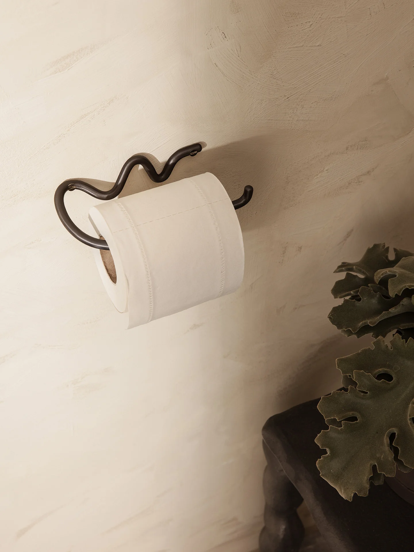 Curvature Toilet Paper Holder - Black Brass - Image 2