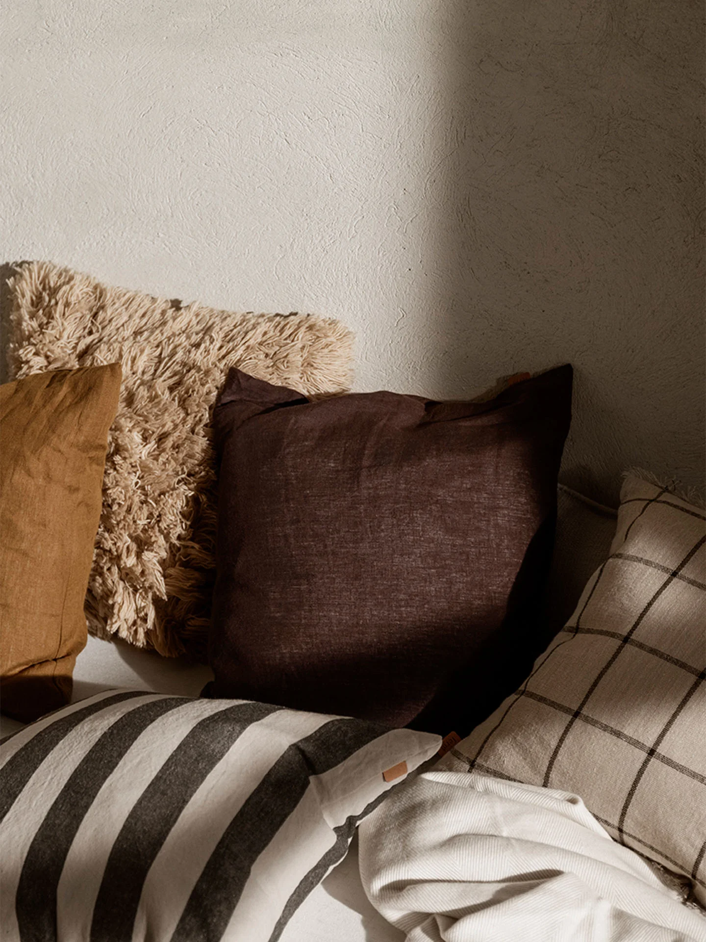 Grand Cushion - Sand/Black - Image 2
