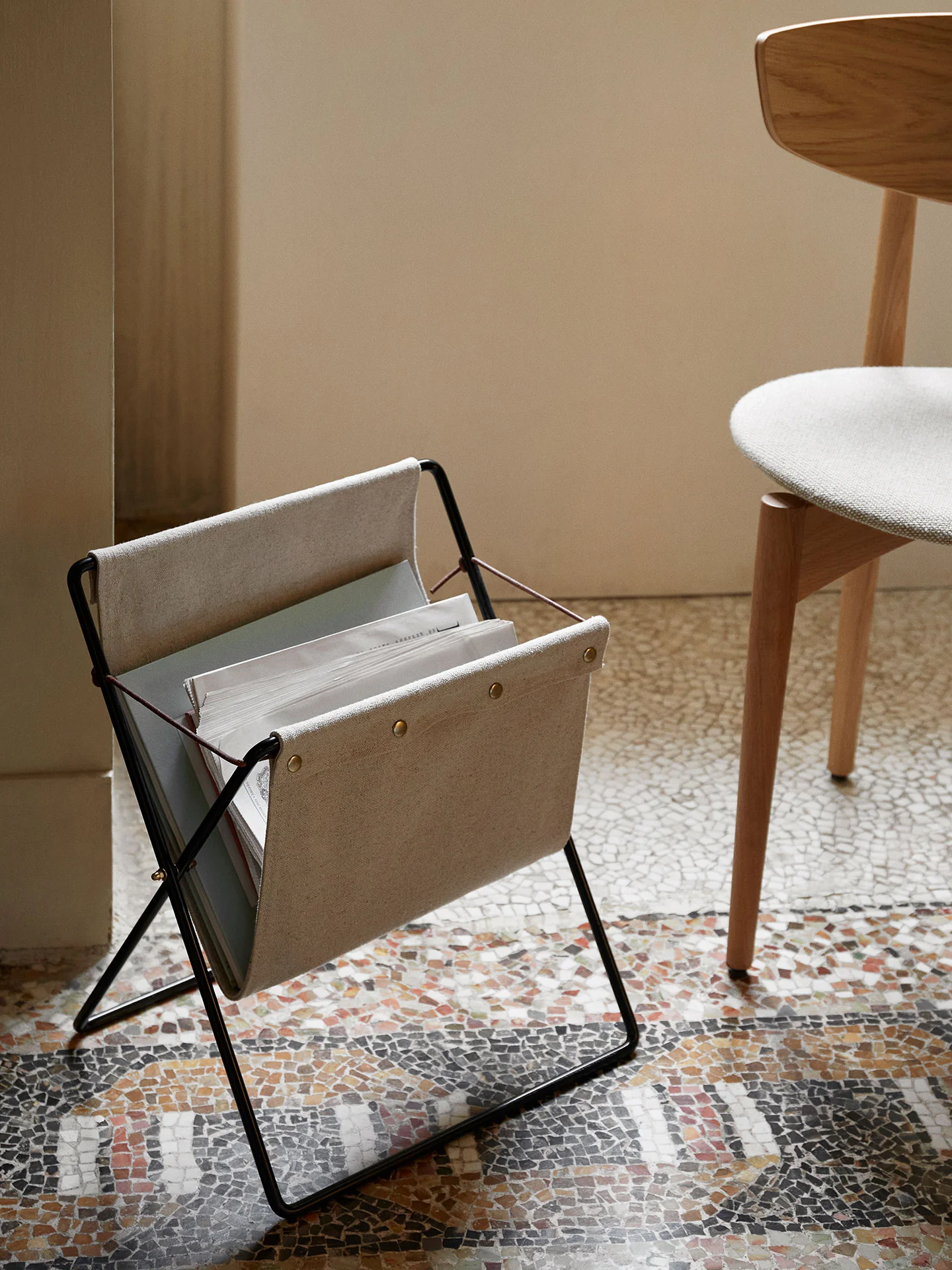 Herman Magazine Stand - Black - Image 2
