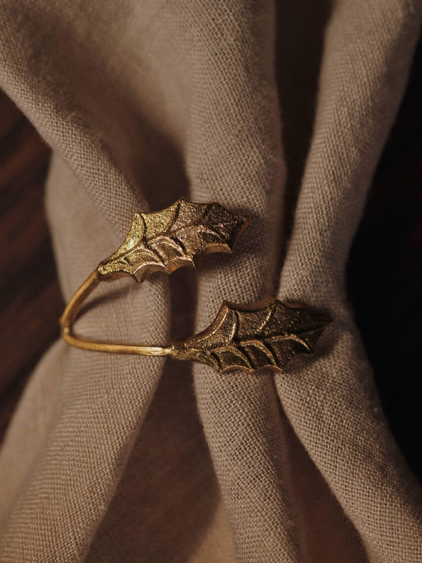 Holly Leaf Napkin Rings - Set of 4 - Brass - Image 2