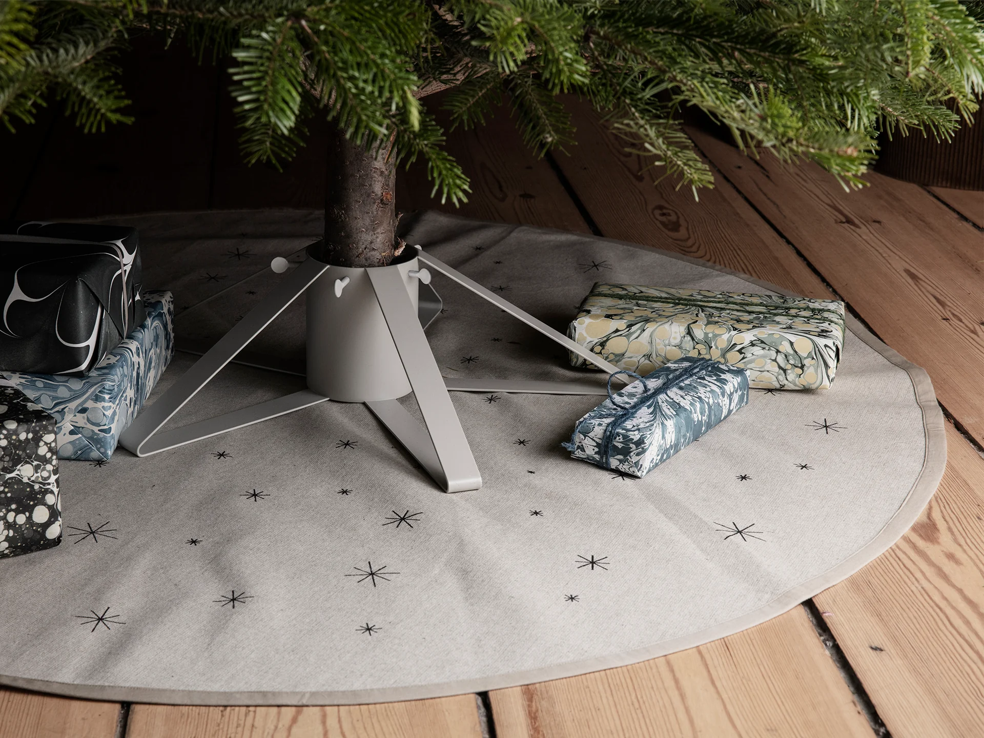 Star Christmas Tree Blanket - Sand/Black - Image 3